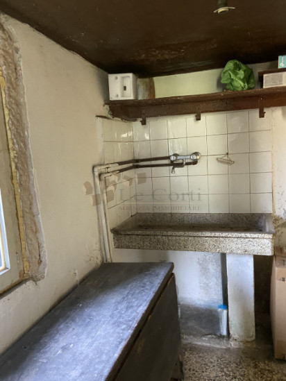 In vendita a Val Liona proponiamo un grazioso rustico indipendente attualmente fruibile come seco...