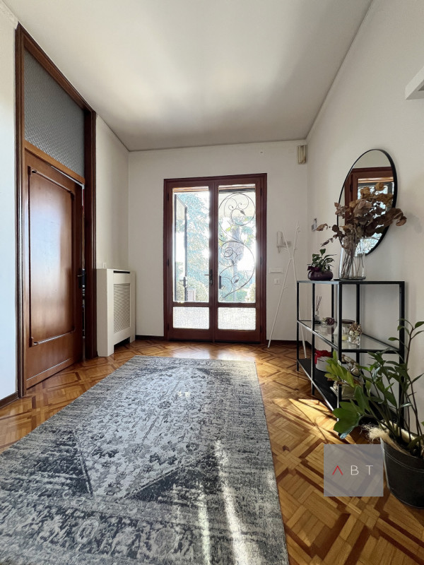 Casa singola composta di: ingresso, soggiorno-pranzo, cucina, tre camere, studio, tre bagni, cent...