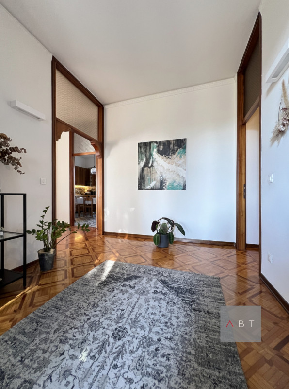 Casa singola composta di: ingresso, soggiorno-pranzo, cucina, tre camere, studio, tre bagni, cent...