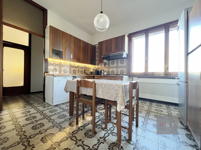 Casa singola composta di: ingresso, soggiorno-pranzo, cucina, tre camere, studio, tre bagni, cent...