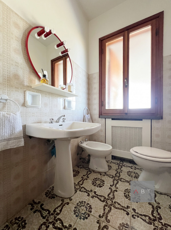 Casa singola composta di: ingresso, soggiorno-pranzo, cucina, tre camere, studio, tre bagni, cent...