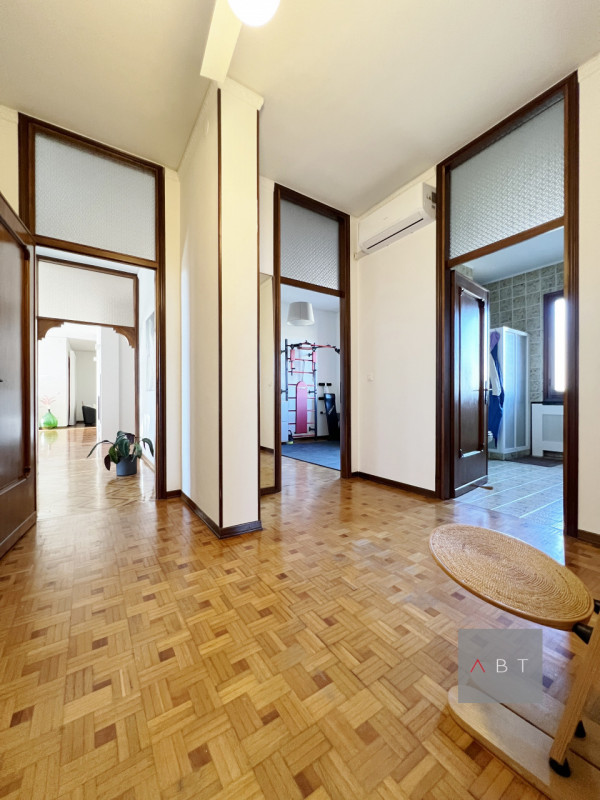 Casa singola composta di: ingresso, soggiorno-pranzo, cucina, tre camere, studio, tre bagni, cent...