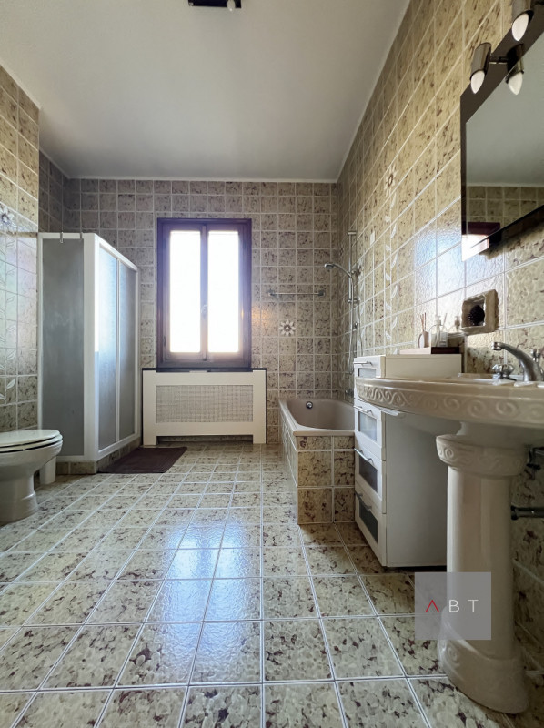 Casa singola composta di: ingresso, soggiorno-pranzo, cucina, tre camere, studio, tre bagni, cent...