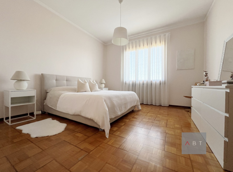 Casa singola composta di: ingresso, soggiorno-pranzo, cucina, tre camere, studio, tre bagni, cent...