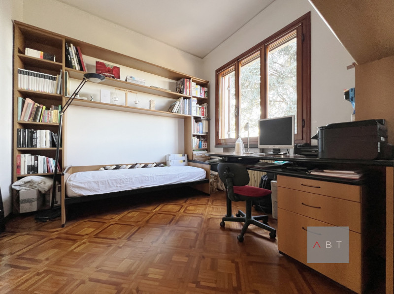 Casa singola composta di: ingresso, soggiorno-pranzo, cucina, tre camere, studio, tre bagni, cent...