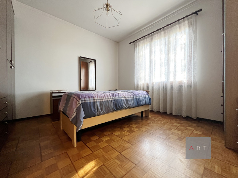 Casa singola composta di: ingresso, soggiorno-pranzo, cucina, tre camere, studio, tre bagni, cent...