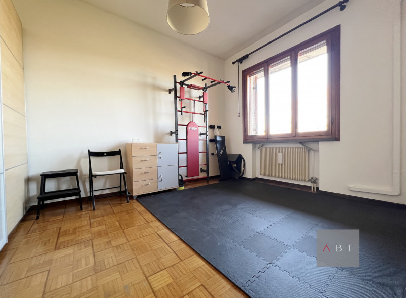 Casa singola composta di: ingresso, soggiorno-pranzo, cucina, tre camere, studio, tre bagni, cent...