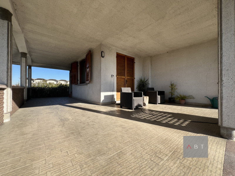 Casa singola composta di: ingresso, soggiorno-pranzo, cucina, tre camere, studio, tre bagni, cent...