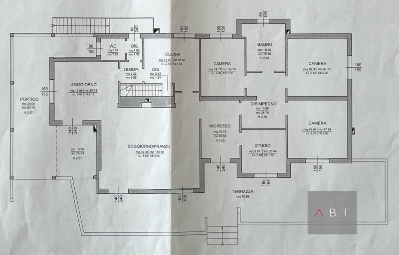 Casa singola composta di: ingresso, soggiorno-pranzo, cucina, tre camere, studio, tre bagni, cent...