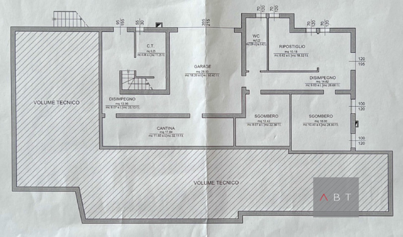 Casa singola composta di: ingresso, soggiorno-pranzo, cucina, tre camere, studio, tre bagni, cent...