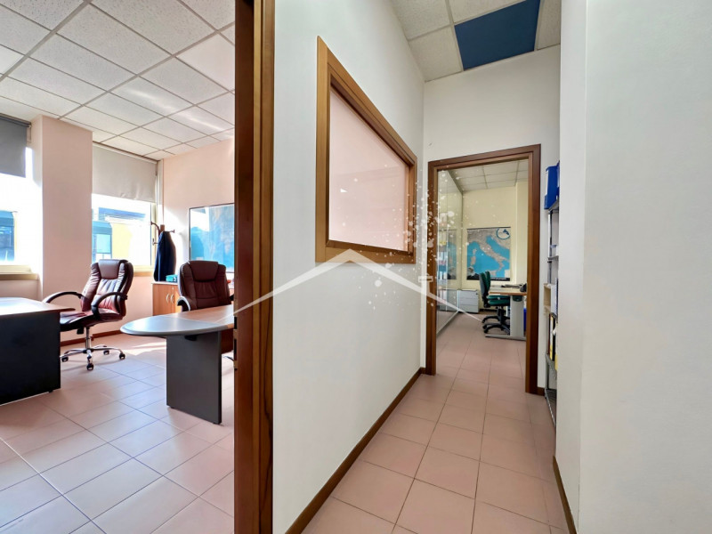 L'ufficio viene venduto con un contratto di locazione valido fino al 2030.

Questa soluzione è id...