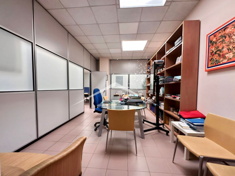 L'ufficio viene venduto con un contratto di locazione valido fino al 2030.

Questa soluzione è id...