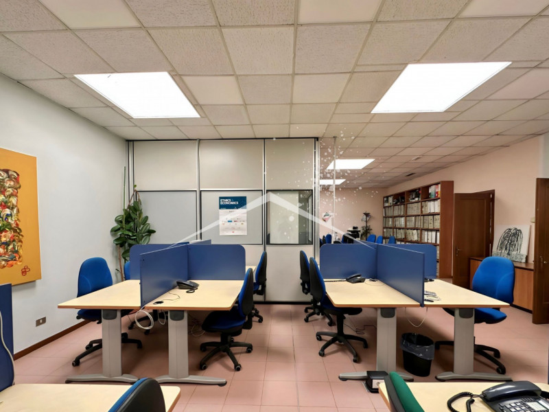 L'ufficio viene venduto con un contratto di locazione valido fino al 2030.

Questa soluzione è id...