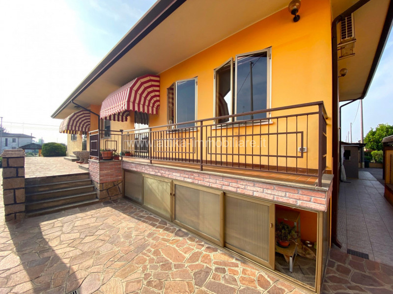 Proponiamo in vendita bifamiliare per due nuclei familiari indipendenti.
Le unità immobiliari si ...