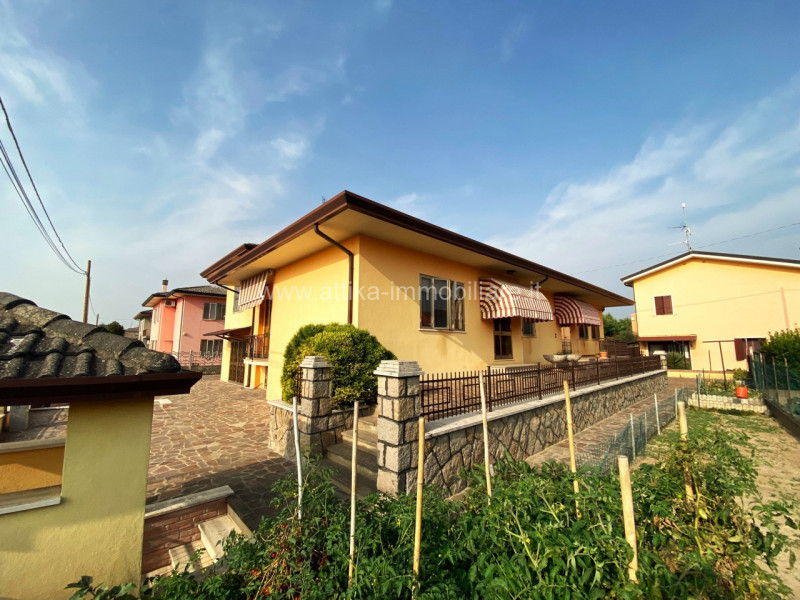 Proponiamo in vendita bifamiliare per due nuclei familiari indipendenti.
Le unità immobiliari si ...