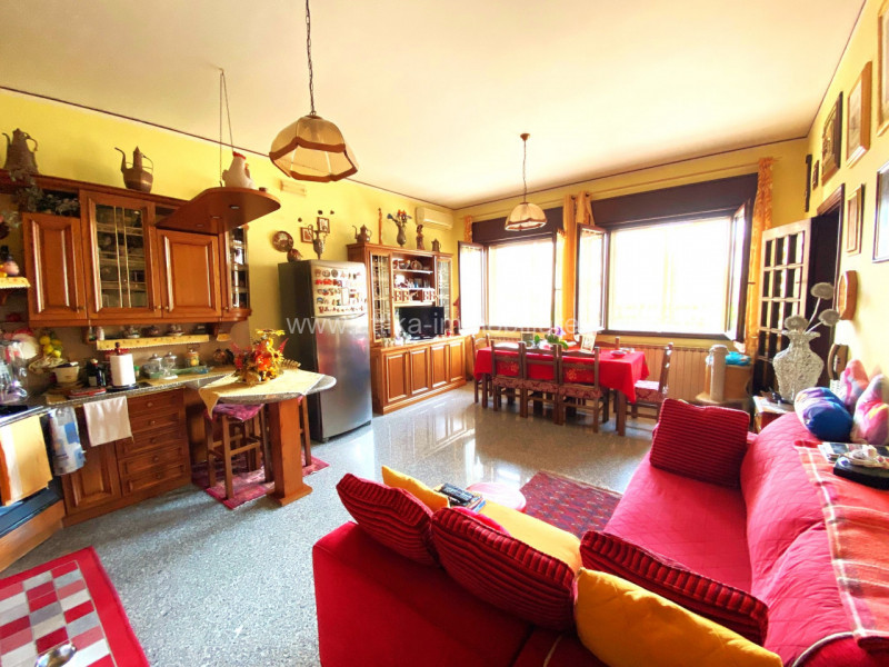 Proponiamo in vendita bifamiliare per due nuclei familiari indipendenti.
Le unità immobiliari si ...