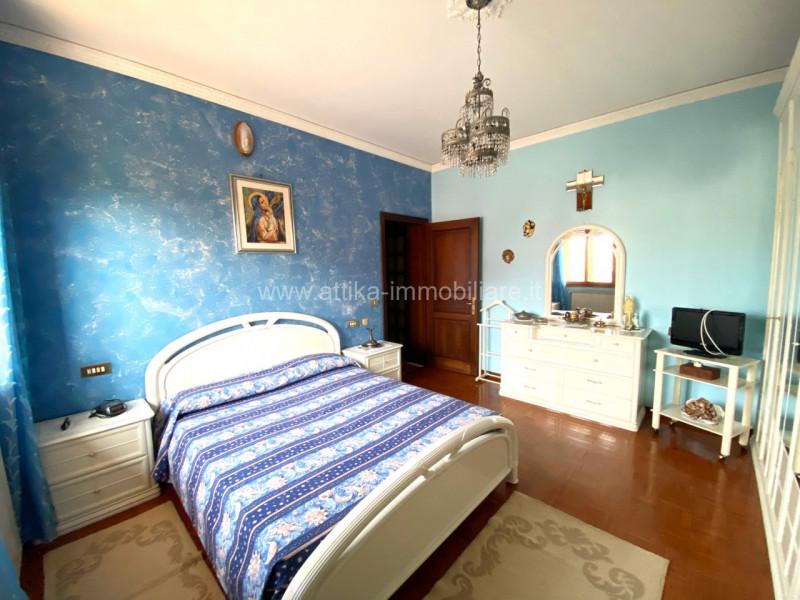 Proponiamo in vendita bifamiliare per due nuclei familiari indipendenti.
Le unità immobiliari si ...