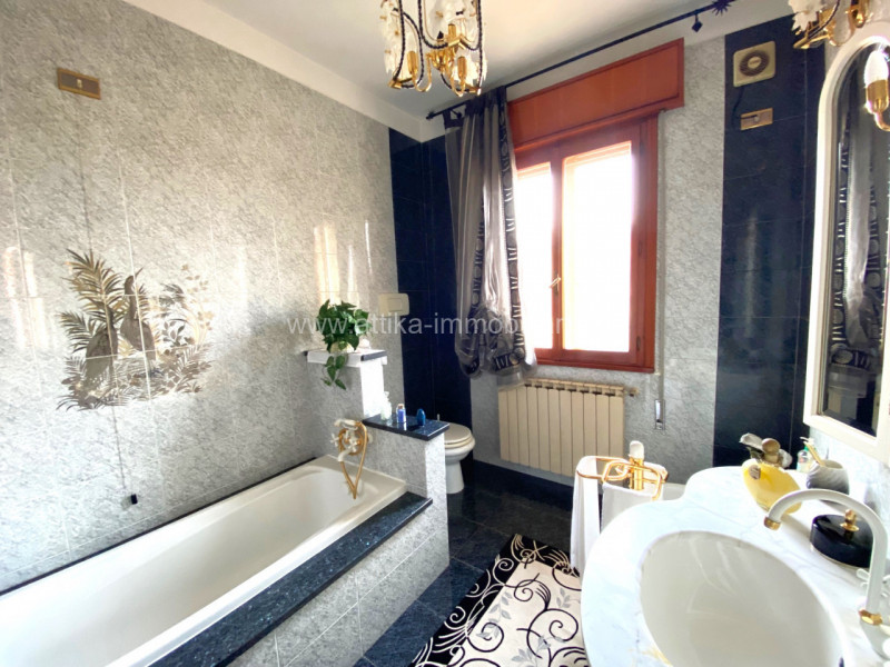 Proponiamo in vendita bifamiliare per due nuclei familiari indipendenti.
Le unità immobiliari si ...