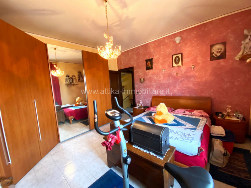 Proponiamo in vendita bifamiliare per due nuclei familiari indipendenti.
Le unità immobiliari si ...