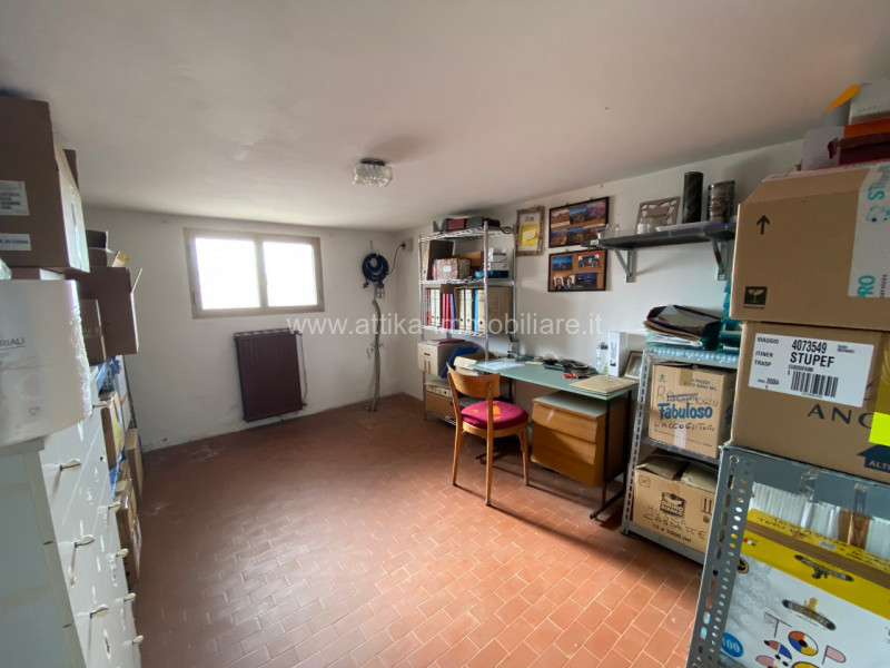 Proponiamo in vendita bifamiliare per due nuclei familiari indipendenti.
Le unità immobiliari si ...