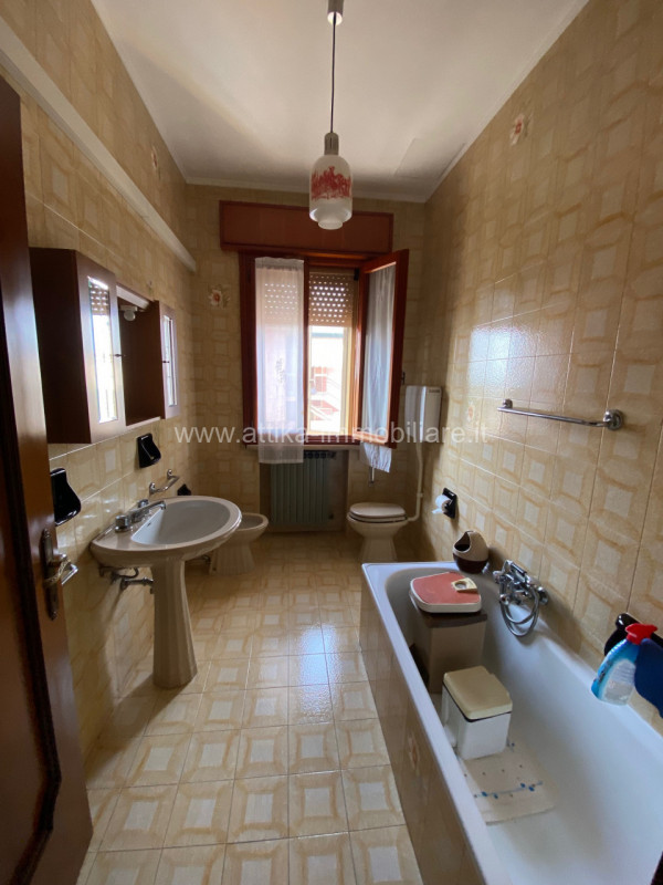 Proponiamo in vendita bifamiliare per due nuclei familiari indipendenti.
Le unità immobiliari si ...