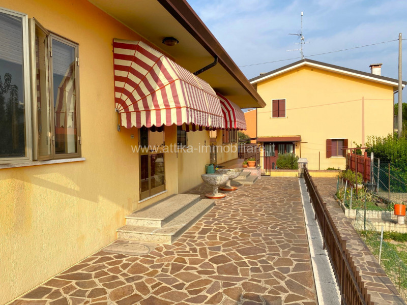 Proponiamo in vendita bifamiliare per due nuclei familiari indipendenti.
Le unità immobiliari si ...