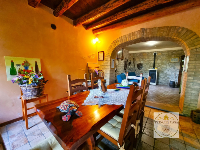 Rif. RU52 - Ci troviamo ad Arquà Petrarca, uno dei borghi più antichi e suggestivi del nostro ter...