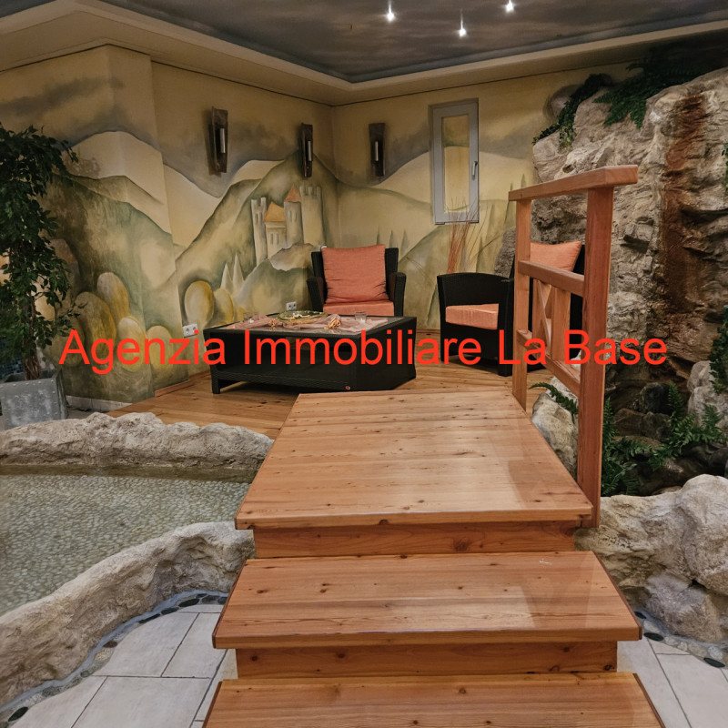 Nello spendido scenario della Val Venosta circondato da meleti dell'Alto Adige a circa 900 m. di ...