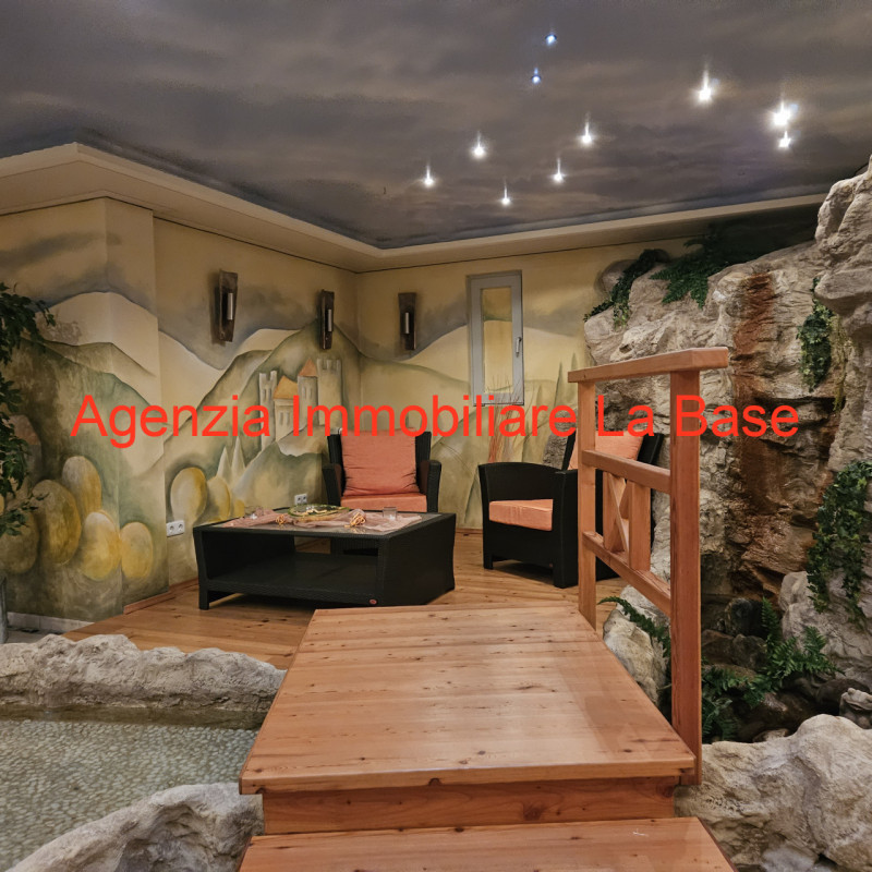 Nello spendido scenario della Val Venosta circondato da meleti dell'Alto Adige a circa 900 m. di ...