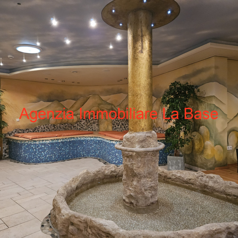 Nello spendido scenario della Val Venosta circondato da meleti dell'Alto Adige a circa 900 m. di ...