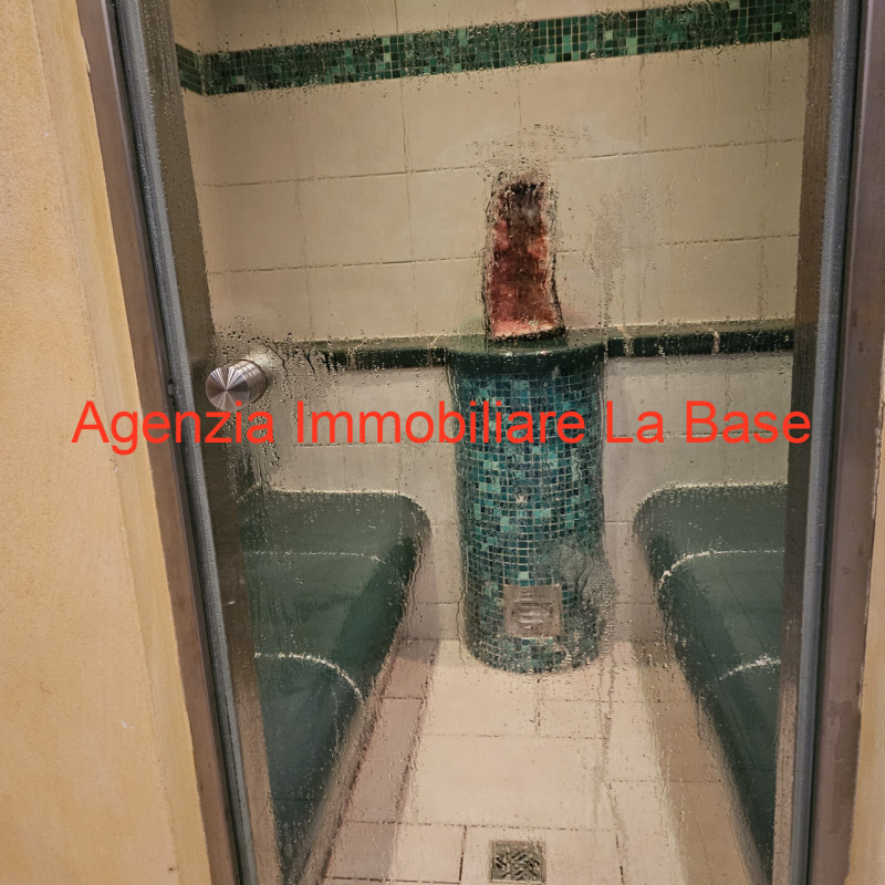 Nello spendido scenario della Val Venosta circondato da meleti dell'Alto Adige a circa 900 m. di ...