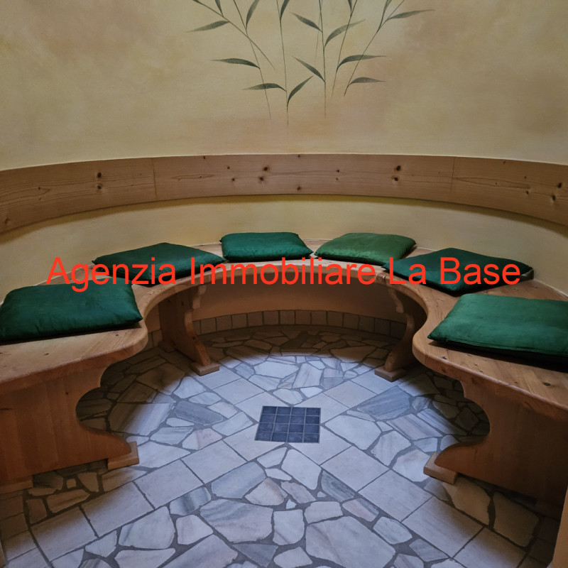 Nello spendido scenario della Val Venosta circondato da meleti dell'Alto Adige a circa 900 m. di ...