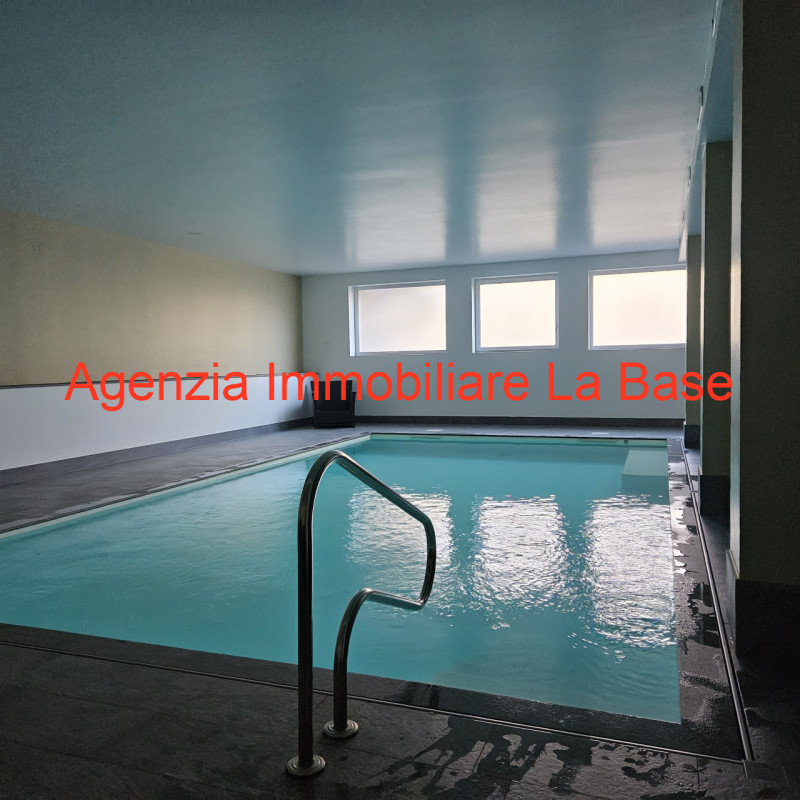 Nello spendido scenario della Val Venosta circondato da meleti dell'Alto Adige a circa 900 m. di ...