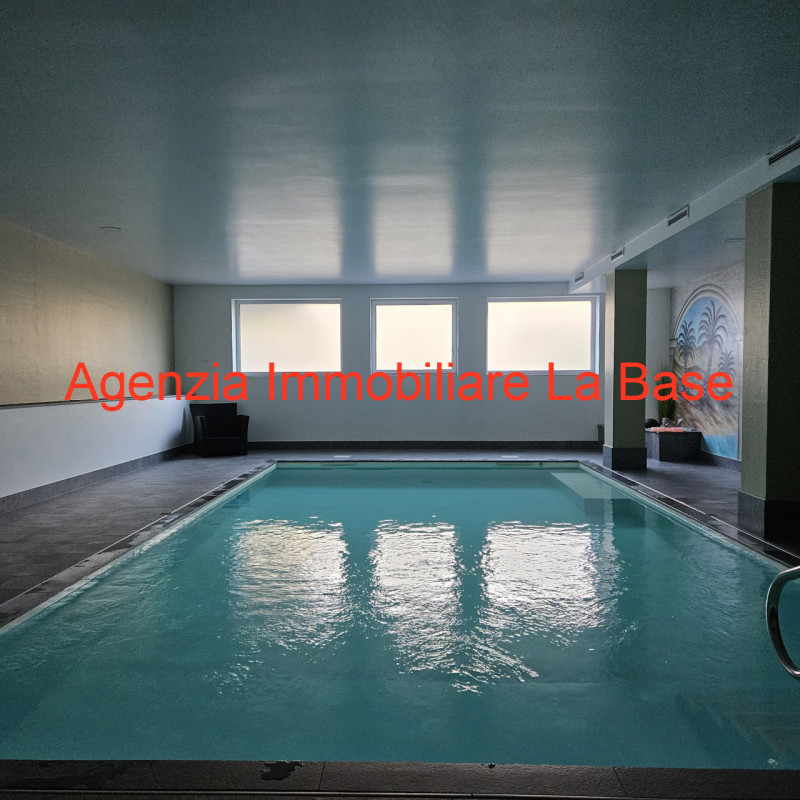 Nello spendido scenario della Val Venosta circondato da meleti dell'Alto Adige a circa 900 m. di ...