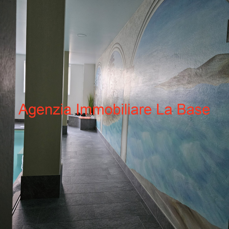 Nello spendido scenario della Val Venosta circondato da meleti dell'Alto Adige a circa 900 m. di ...