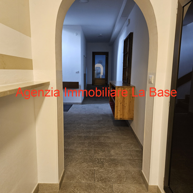 Nello spendido scenario della Val Venosta circondato da meleti dell'Alto Adige a circa 900 m. di ...