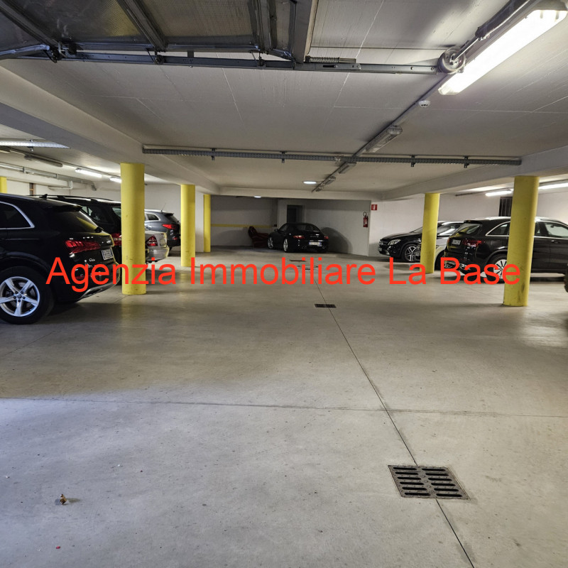 Nello spendido scenario della Val Venosta circondato da meleti dell'Alto Adige a circa 900 m. di ...