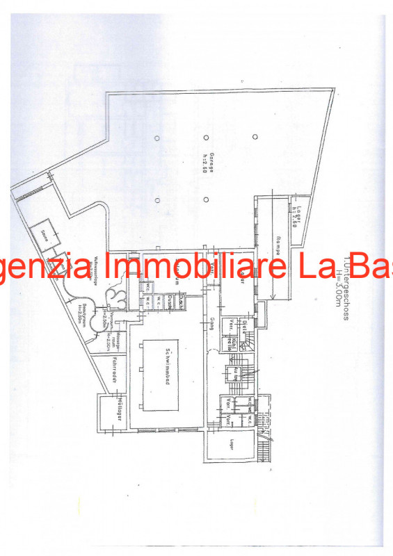 Nello spendido scenario della Val Venosta circondato da meleti dell'Alto Adige a circa 900 m. di ...