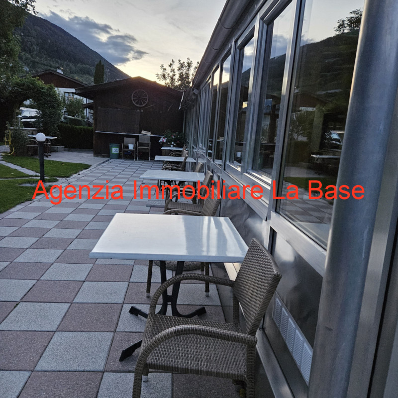 Nello spendido scenario della Val Venosta circondato da meleti dell'Alto Adige a circa 900 m. di ...