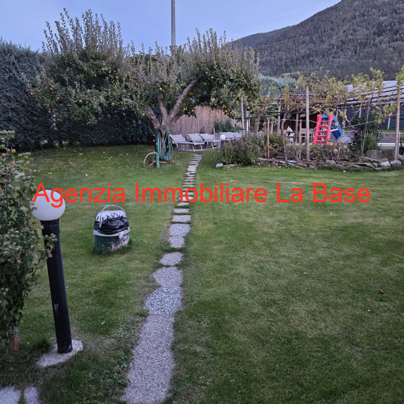 Nello spendido scenario della Val Venosta circondato da meleti dell'Alto Adige a circa 900 m. di ...