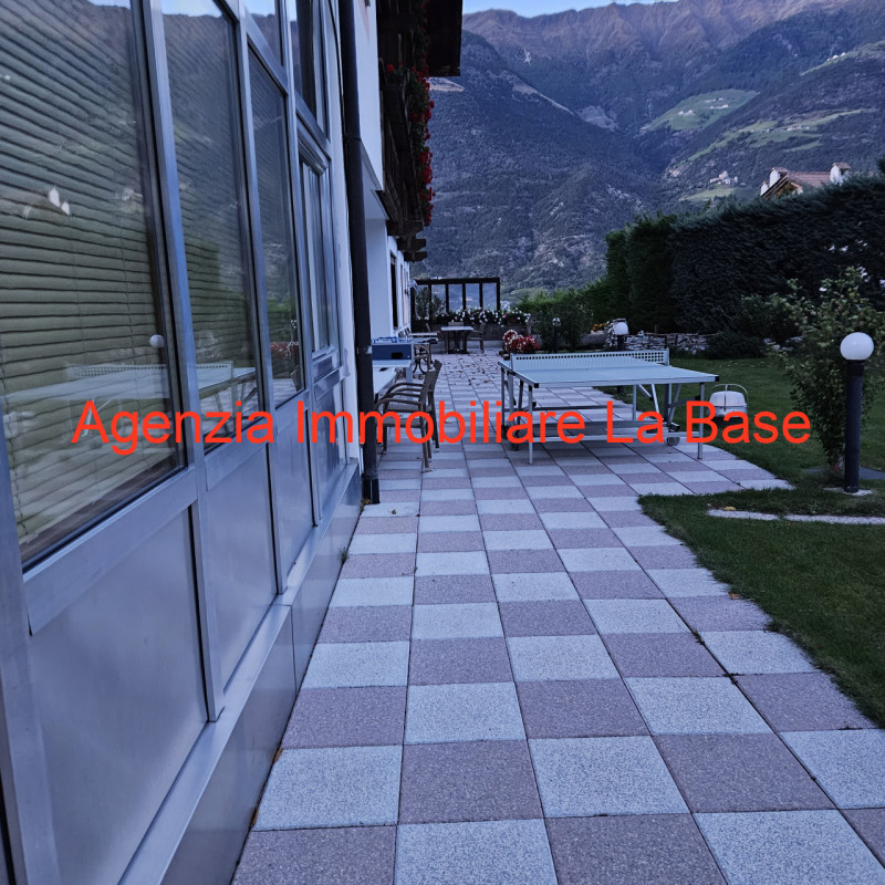 Nello spendido scenario della Val Venosta circondato da meleti dell'Alto Adige a circa 900 m. di ...