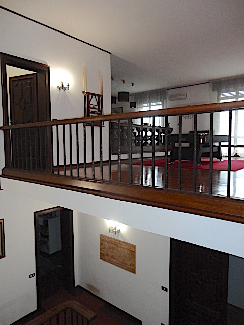 Nell'esclusivo quartiere di ville indipendenti Danovi è disponibile una elegante casa singola cir...