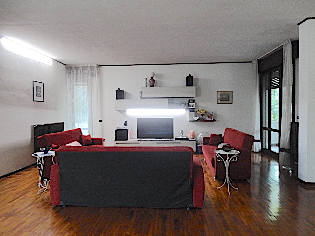 Nell'esclusivo quartiere di ville indipendenti Danovi è disponibile una elegante casa singola cir...