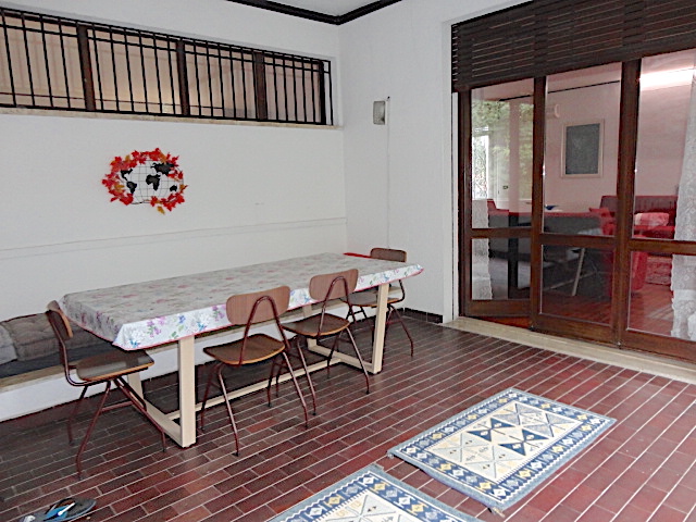 Nell'esclusivo quartiere di ville indipendenti Danovi è disponibile una elegante casa singola cir...