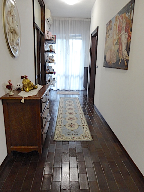 Nell'esclusivo quartiere di ville indipendenti Danovi è disponibile una elegante casa singola cir...