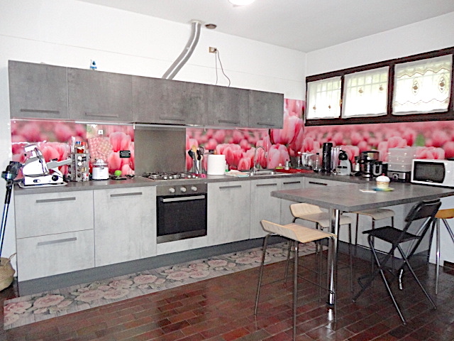 Nell'esclusivo quartiere di ville indipendenti Danovi è disponibile una elegante casa singola cir...