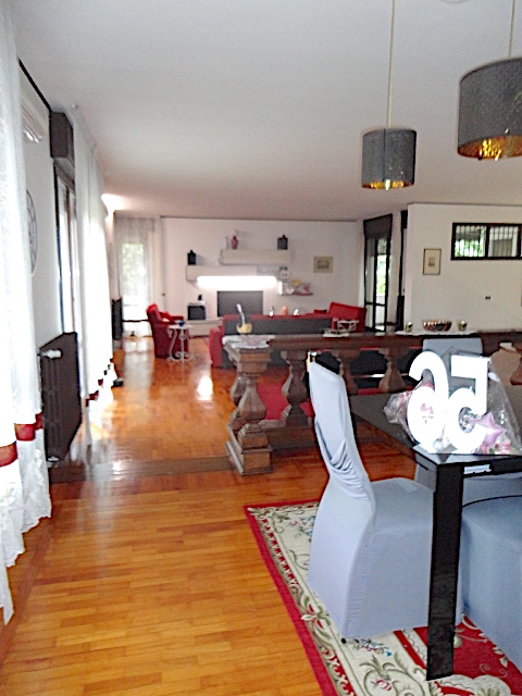 Nell'esclusivo quartiere di ville indipendenti Danovi è disponibile una elegante casa singola cir...