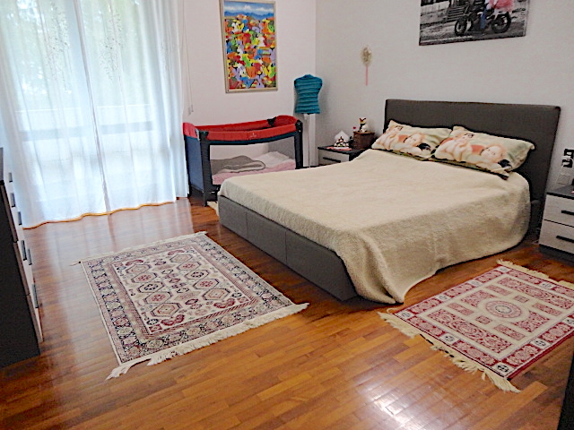 Nell'esclusivo quartiere di ville indipendenti Danovi è disponibile una elegante casa singola cir...