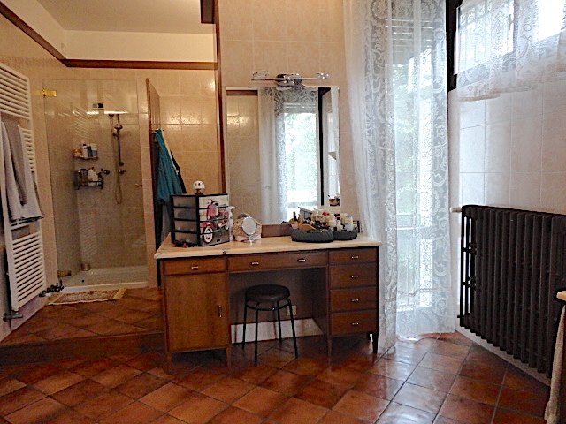 Nell'esclusivo quartiere di ville indipendenti Danovi è disponibile una elegante casa singola cir...