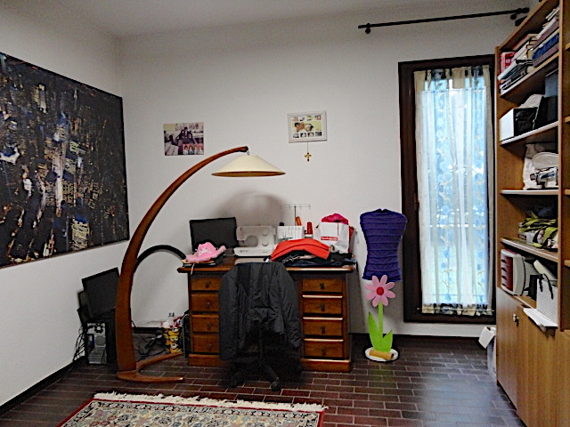 Nell'esclusivo quartiere di ville indipendenti Danovi è disponibile una elegante casa singola cir...